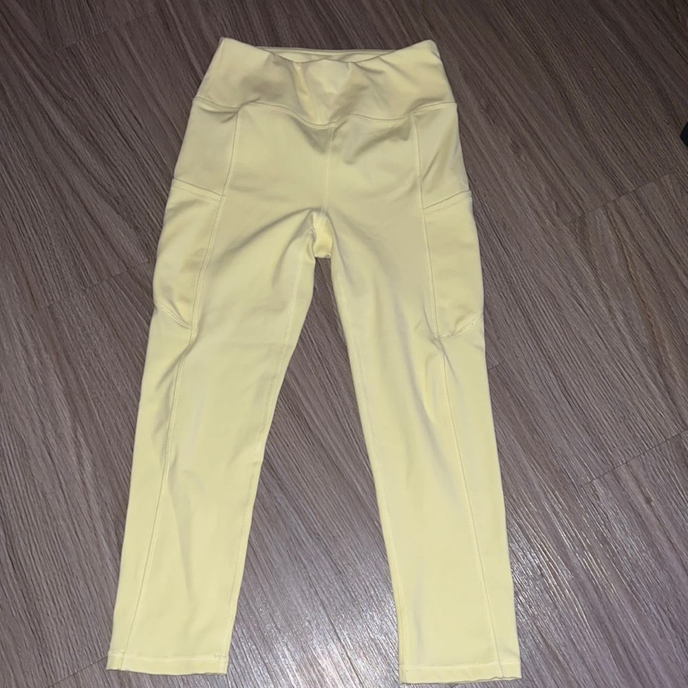 Pastel yellow cropped leggings